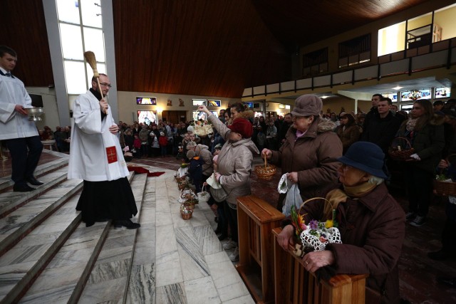 Święcenie pokarmów w parafii pw. św. Maksymiliana Kolbego w Słupsku.