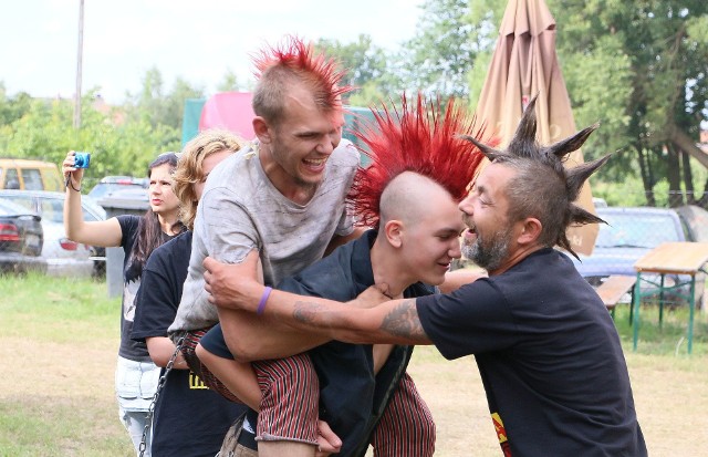 Od piątku niewielki Trzciel w powiecie międzyrzeckim jest stolicą polskiej muzyki hard core. Na festiwal Hey, Ho Ramona przyjechały czołowe polskie zespoły punk rockowe, a także kapele z Niemiec, Czech i Włoch. 