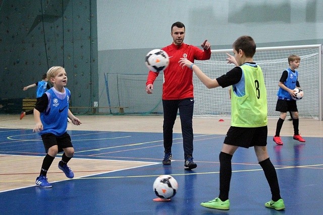 Młodzi futboliści Piłkarskiej Akademii Skarżyska poznają wiele ciekawych sposobów na to, aby podnieść swoje umiejętności piłkarskie