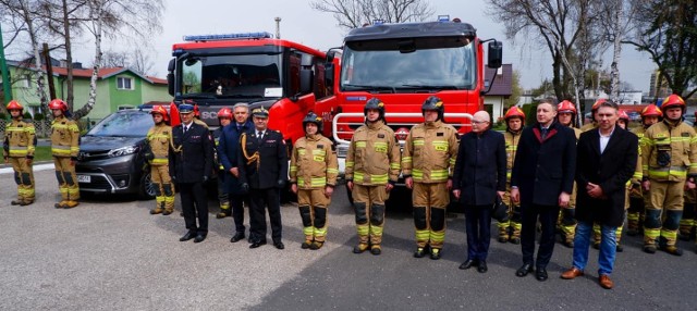 W Komendzie Miejskiej Państwowej Straży Pożarnej w Dąbrowie Górniczej odbyło się przekazanie trzech wozów strażackichZobacz kolejne zdjęcia/plansze. Przesuwaj zdjęcia w prawo - naciśnij strzałkę lub przycisk NASTĘPNE