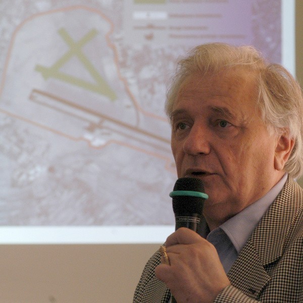 Ryszard Zaremba, prezes Polconsultu przedstawił projekt modernizacji lotniska. - Będzie miało rację bytu na długie lata - przekonywał.
