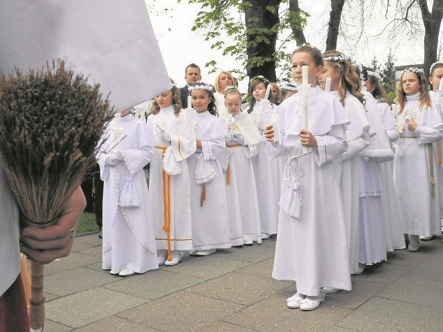 Jako jedne z pierwszych w tym roku komunię miały dzieci w parafii pw. Świętego Jana w bydgoskim Starym Fordonie. Uroczystość zaczęła się w niedzielę w samo południe.