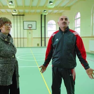 - Teraz warunki uczenia się i prowadzenia zajęć w sali gimnastycznej znacznie się poprawiły - mówi dyrektorka Genowefa Barabasz, a nauczyciel Marian Smolak dodaje, że chciałoby się jeszcze więcej