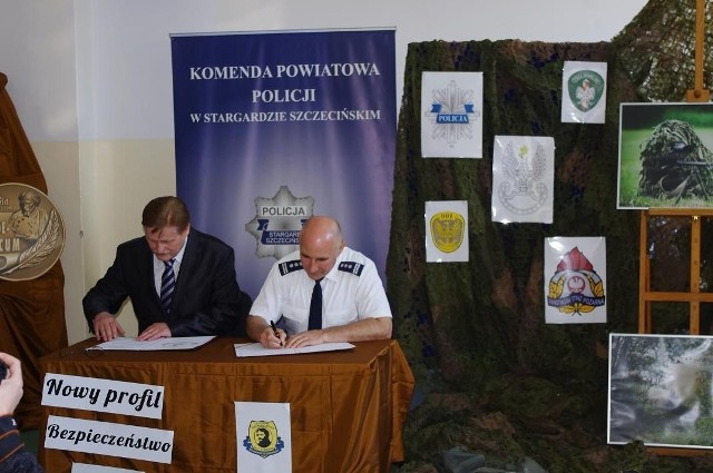 Podpisywanie porozumienia. Na zdjęciu inspektor Mirosław Denis, komendant powiatowy policji w Stargardzie Szczecińskim i dyrektor szkoły mgr Stanisław Pabiniak.