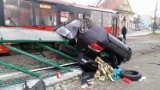 Wypadek w Rudzie Śląskiej na ul. Zabrzańskiej. BMW wypadło z DTŚ i zmiażdżyło przystanek tramwajowy na granicy z Zabrzem ZDJĘCIA