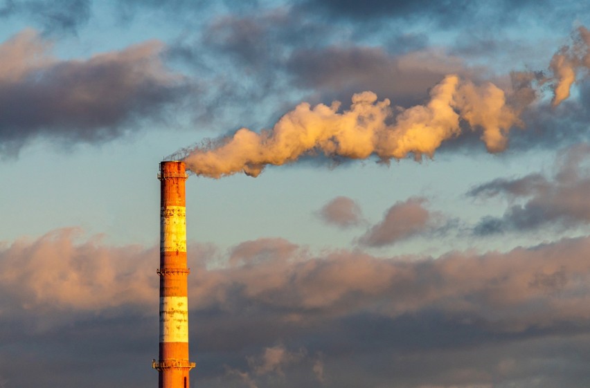 Najbardziej zanieczyszczone powietrze w Europie jest w Orzeszu. Tak wynika z raporta IQAir za 2020 rok. Na świecie dominują miasta w Azji