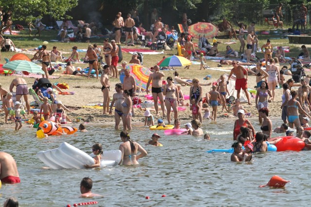 Tłumy na wrocławskich kąpieliskach - nawet 200 osób w kolejce do kasy