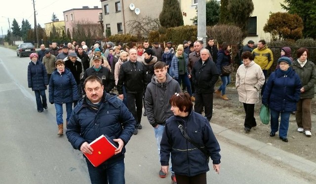 Gdyby w tym miejscu był chodzik, to do ostatniej tragedii na pewno by nie doszło - przekonują mieszkańcy. Kilka razy organizowali już manifestacje na tej drodze, żeby zwrócić uwagę władz na ten problem.