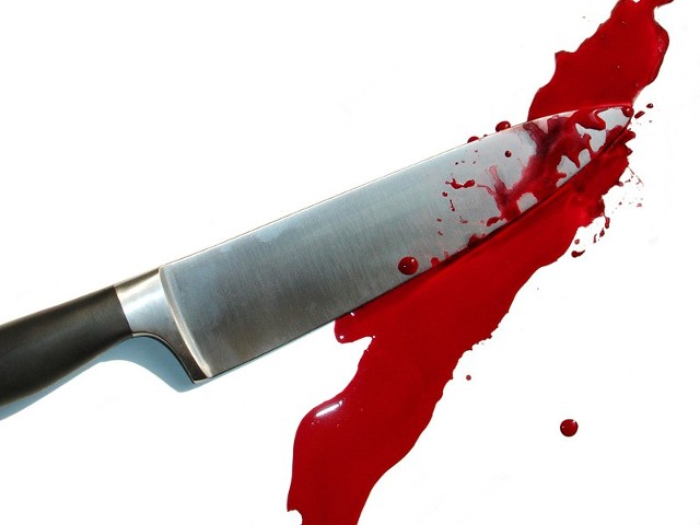Prokuratura ustaliła, że w czasie imprezy między mężczyznami doszło w kuchni do sprzeczki. Nagle oskarżony 24-latek miał chwycić za nóż i zaatakować nim współlokatora.