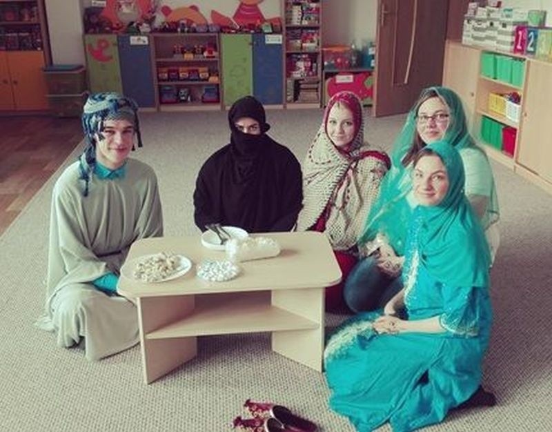 Suwałki. Studenci PWSZ tłumaczyli przedszkolakom czym jest hidżab (zdjęcia)