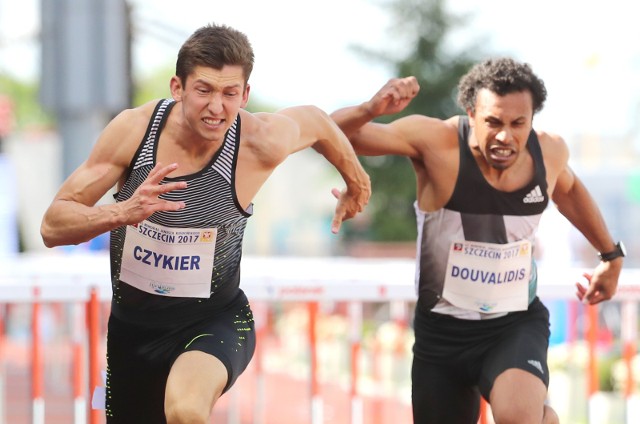 Szczecin 10 06 201763 memorial janusza kusocinskiego rozgrywana na stadionie lekkoatletycznym im wieslawa maniakana zdjeciu 110 m przez plotki damian czykier konstadinos douvalidisfot. andrzej szkocki/ polska prress