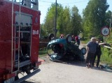 Gmina Zagnańsk w powiecie kieleckim. Auto uderzyło w przepust i dachowało na drodze. 18-letni kierowca w szpitalu