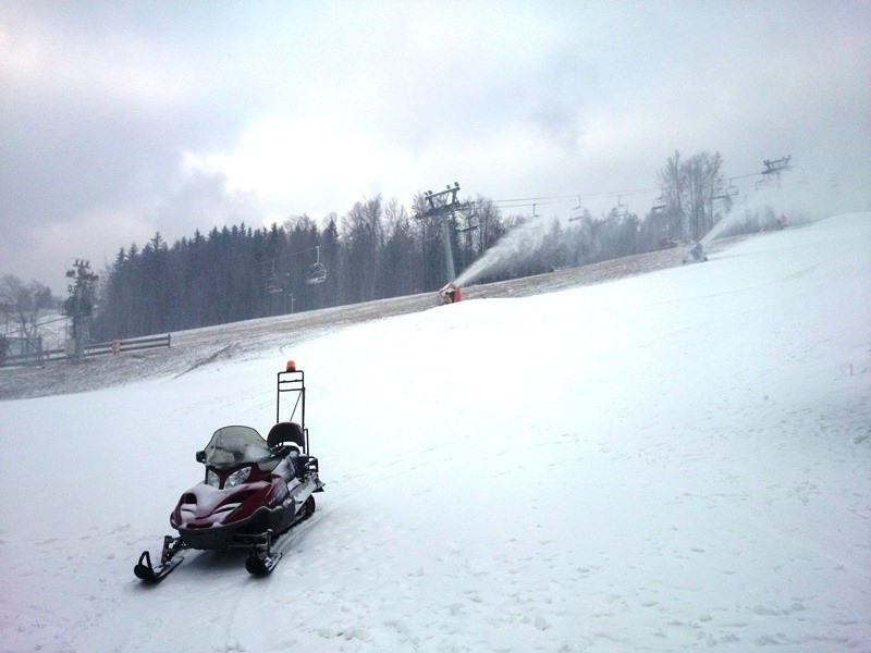 Beskidy: trwa naśnieżanie stoków [ZDJĘCIA]