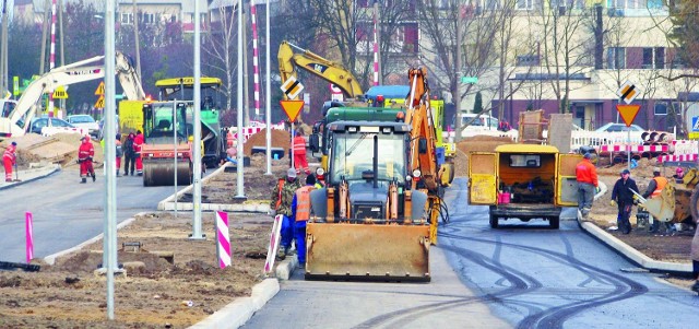 Przedłużenie ul. Częstochowskiej jest już prawie gotowe, robotnicy układają ostatnie warstwy asfaltu. Prace przeciągną się jednak z powodu trudności z przebudową uzbrojenia na ostatnim fragmencie ulicy.