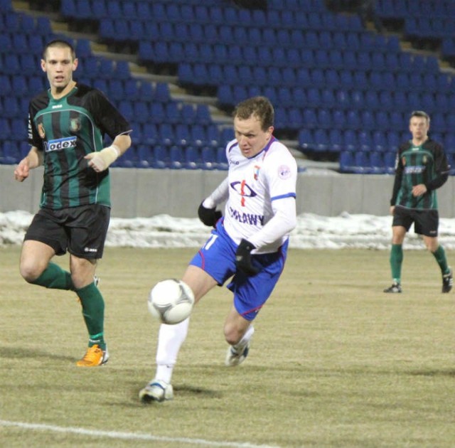 Wojciech Reiman (z lewej, z piłką Konrad Nowak z Wisły) i jego koledzy ze Stali Stalowa Wola nie wykorzystali w Puławach przewagi jednego zawodnika i zremi-sowali 0:0.