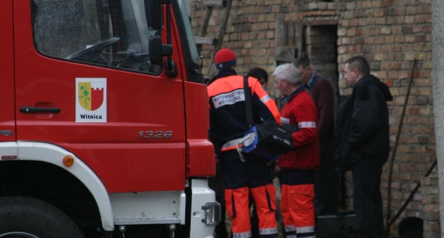 Przy drzwiach obory, w której doszło do tragedii stali ratownicy medyczni, prokurator, policja, strażacy i rodzina ofiary. Nikt nie potrafił wytłumaczyć agresywnego zachowania zwierzęcia.