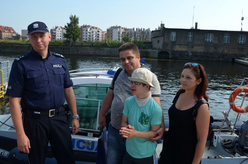 Policjanci płynęli dla chorego Rafała
