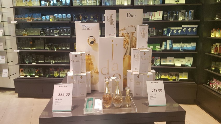 Trudno oprzeć się zapachowi perfum w Perfumerii Douglas....