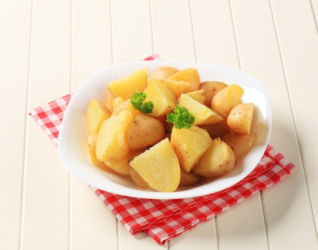 Najmniej kalorii mają gotowane ziemniaki podawane bez sosu, a z koperkiem. Jednak jest wiele innych ciekawych i zdrowych potraw, jakie można przygotować z ziemniaków. Zobacz naszą galerię ze smacznymi i polecanymi przepisami!