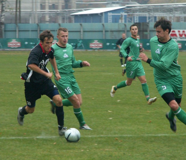 W 2006 roku 19-letni Mateusz Wawryka (w czarnym stroju) występował w III-ligowym wówczas zespole Okocimskiego Brzesko. W tym sezonie znów zagra w drużynie „Piwoszy”