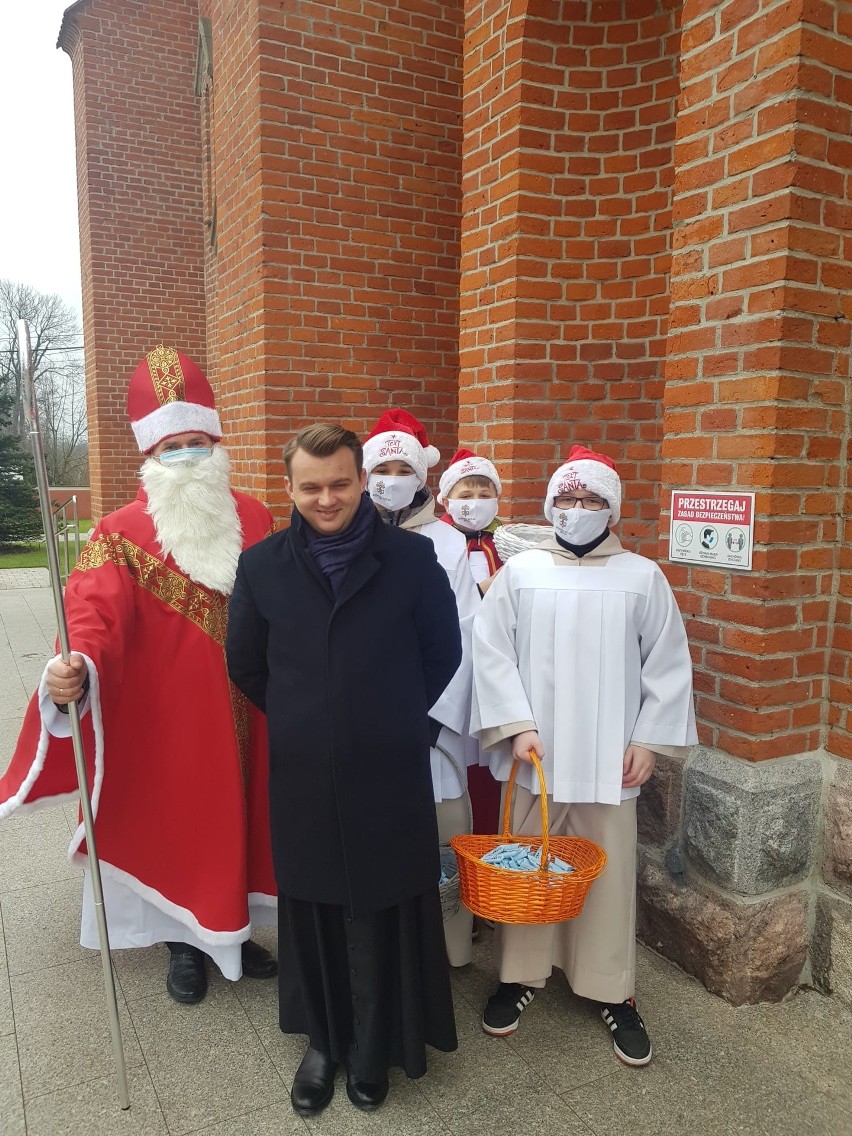 Myszyniec. Wyjątkowe prezenty od Świętego Mikołaja podczas niedzielnych mszy w bazylice w Myszyńcu. 7.12.2020. Zdjęcia