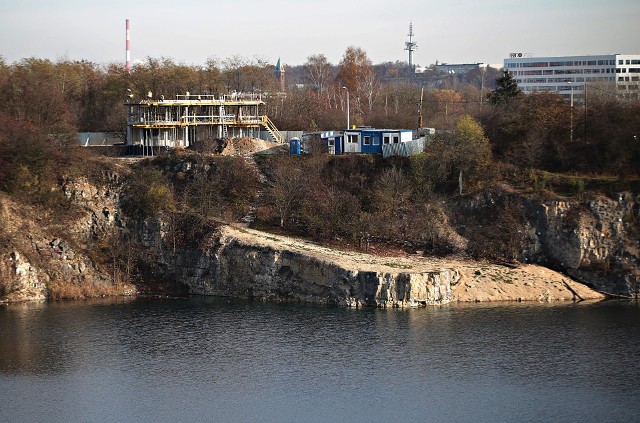 Budowa na Zakrzówku. Powstają właśnie budynki do obsługi plaży na małym kąpielisku