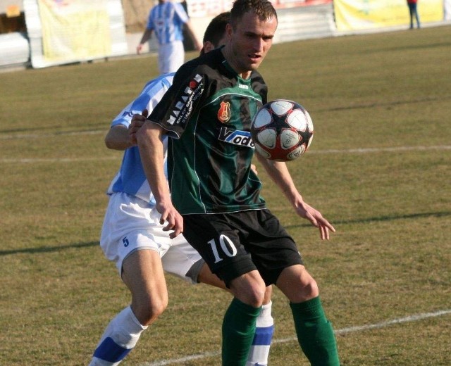 Piłkarze Stali Stalowa Wola (z piłką Wojciech Białek) udanie rozpoczęli nowy sezon w drugiej lidze.