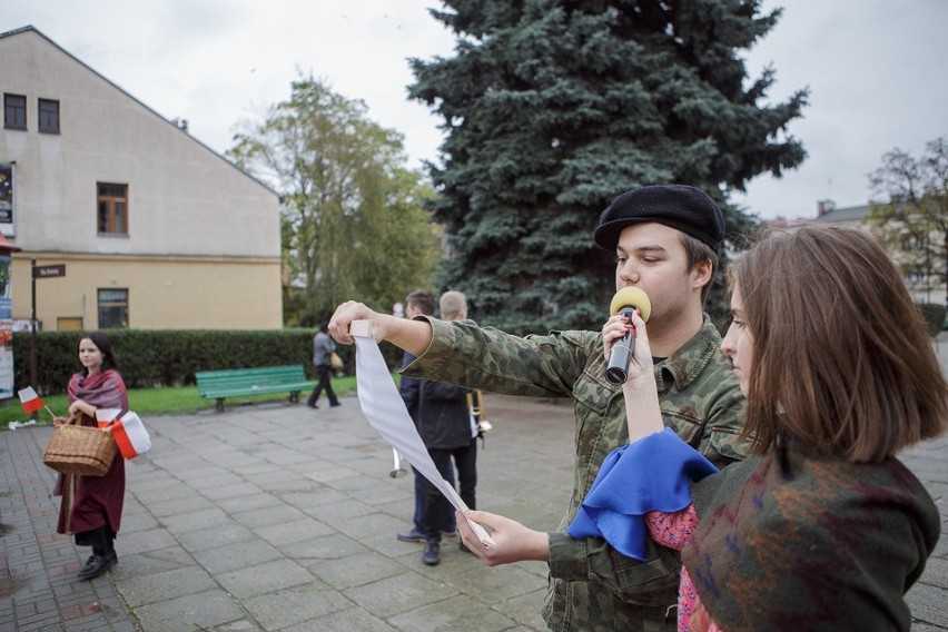 Happening niepodległościowy uczniów IV LO w Tarnowie