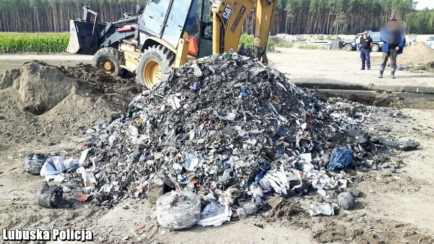 Śmieci zakopane na kilku hektarach. Zagrażają  mieszkańcom. Policja i prokuratura badają sprawę [ZDJĘCIA]