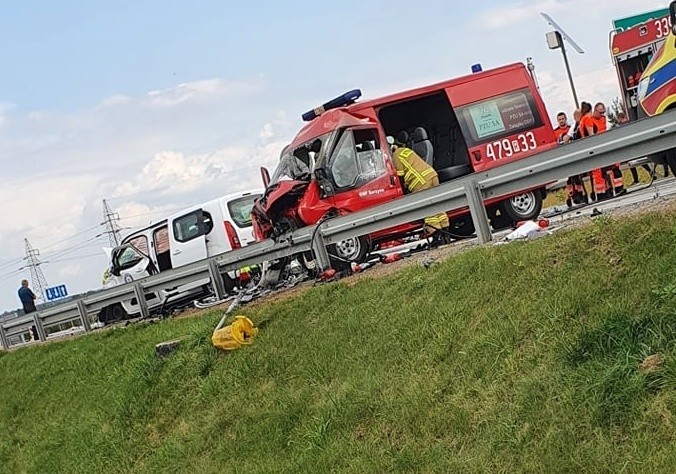 Wypadek na S19 w Sokołowie Małopolskim. W zderzeniu dwóch samochodów osobowych i busa OSP Sarzyna, ranne zostały dwie osoby