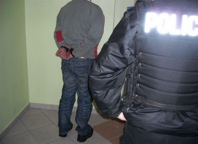 Białostoccy policjanci zatrzymali trzech mieszkańców województwa zachodniopomorskiego, którzy są podejrzani o oszustwa metodą "na policjanta".