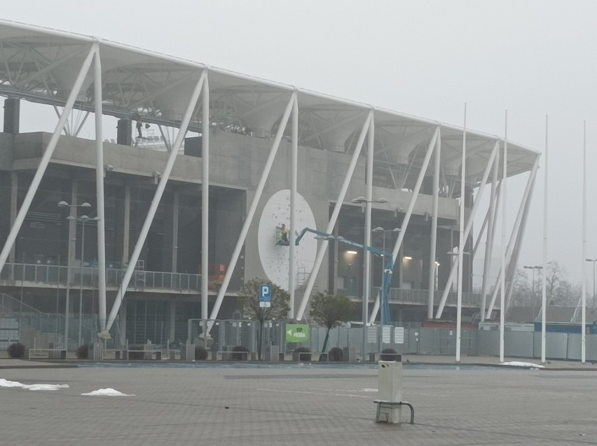Budowa stadionu ŁKS. Trwa montaż przeplatanki na stadionie Króla przy al. Unii. Zdjęcia