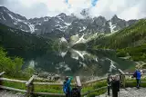 Długi weekend w Zakopanem. Najazdu nie ma, pogoda odstraszyła turystów? W Tatrach grzmiało. Niektórzy mimo odgłosów burzy szli w góry