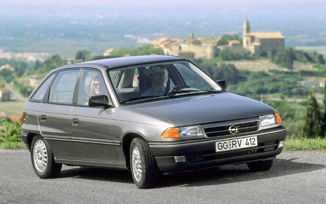 Opel Astra W 1991 r. Opel Astra przejął od Opla Kadetta tradycję pionierskich innowacji w segmencie samochodów kompaktowych i udostępniania ich szerszemu gronu odbiorców. Wraz ze swoim poprzednikiem, oraz w większej skali niż jakikolwiek inny model, Astra stała się ambasadorem zmian marki Opel, .Fot. Opel