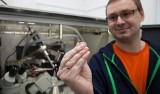 Dr Krzysztof Brzeziński dostał 3 mln zł na badania bakterii. Grant z Narodowego Centrum Nauki dla chemika z UwB