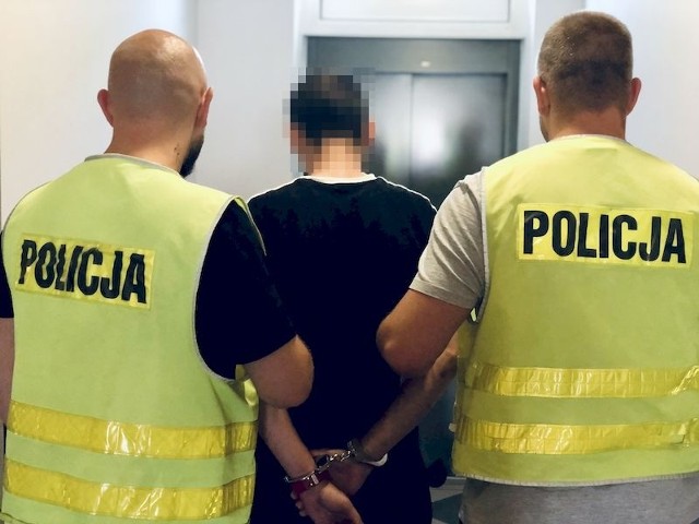 23-letni mieszkaniec Słupska został zatrzymany przez policję. Usłyszał zarzuty oszustwa, oszustwa komputerowego i kradzieży z włamaniem.
