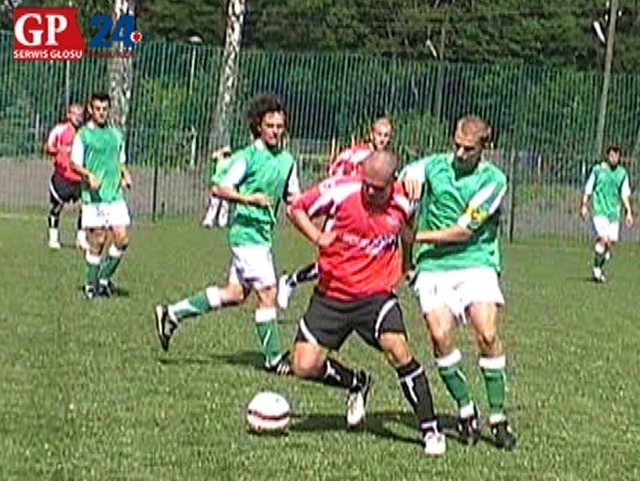 Szymon Schulz walczy o piłkę z Pawłem Waleszczykiem.
