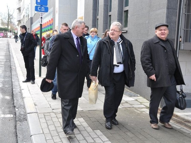 Sławomir Suchojad (pierwszy z prawej) podczas spaceru uliczkami Brukseli z eurodeputowanym Czesławem Siekierskim (w środku).