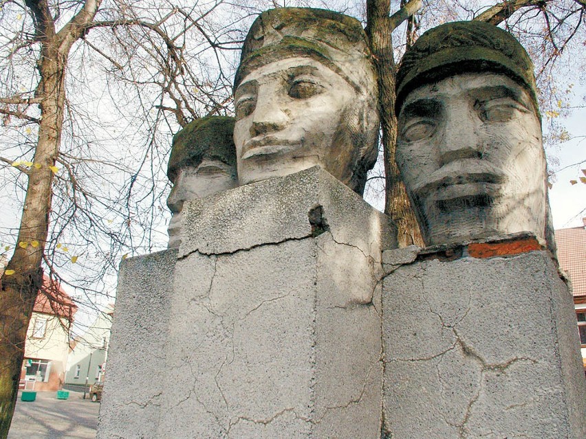 Trzy granitowe głowy z pomnika Powstańców Śląskich w Leśnicy...