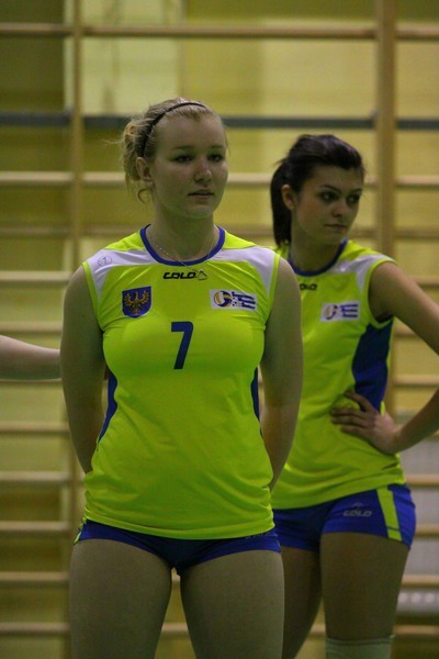 Na pierwszym planie rozgrywająca opolskiej drużyny Karolina Kupczak. Z tyłu środkowa Martyna Paczkowska.