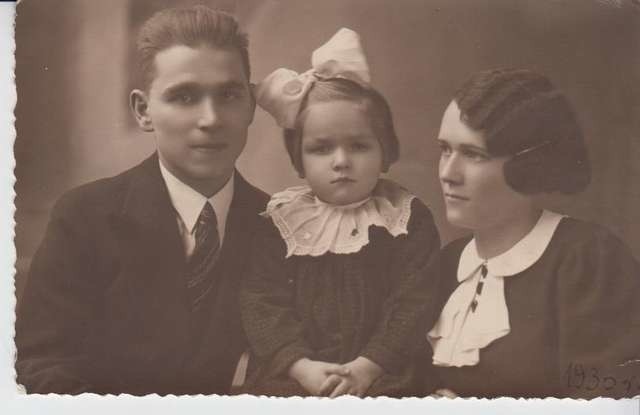 Krysia wraz z rodzicami  przed wojną w Wilnie