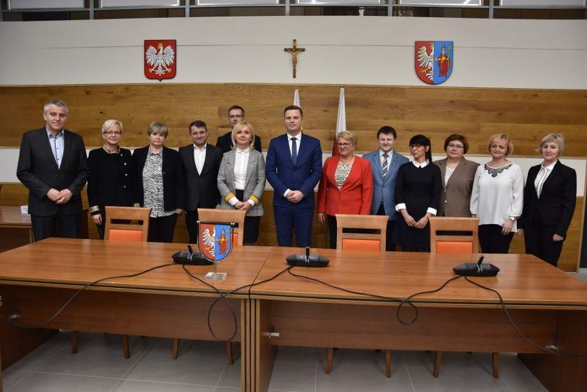 Uczniowie coraz częściej wybierają szkoły średnie w większych miastach. Jak ich zatrzymać?  