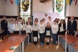 Najlepsi uczniowie z Olesna dostali stypendium burmistrza. Oni zostali nagrodzeni za wybitne wyniki w nauce i sporcie