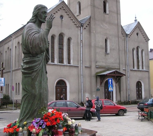 Pomnik Chrystusa na placu Kardynała Wyszyńskiego w Bytowie.