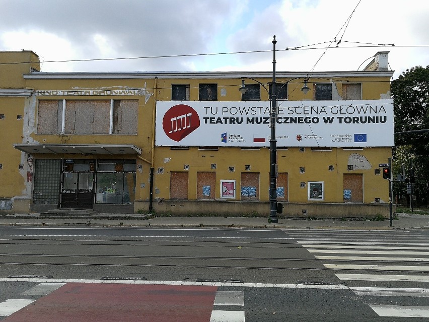 "Grunwald" nadal straszy. Kiedy robotnicy wrócą na plac budowy nowej siedziby Teatru Muzycznego w Toruniu?