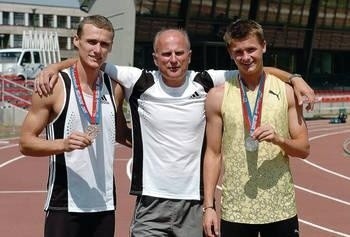 Medaliści Marcin Starzak i Dariusz Kuć, w środku ich trener Piotr Bora Fot. Michał Klag