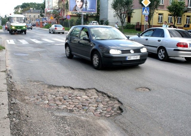 Takie dziury powstały w jezdni ruchliwej ulicy Kelles-Krauza, przed przystankiem znajdującym się między ulicami Staszica i Betonową.