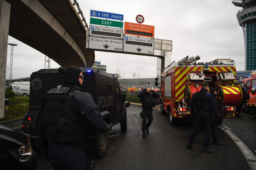 Atak na lotnisku Orly pod Paryżem: napastnik zabity przez służby bezpieczeństwa (AKTUALIZACJA)