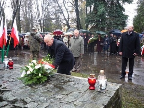 Kwiaty składa delegacja Urzędu Miasta- burmistrz Anatol...