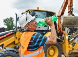 Upały najbardziej dokuczają pracującym na dworze. Choć pot leje się z czoła, praca wre